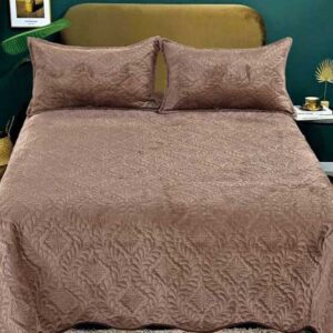 Cuvertura pat Catifea A18 este o cuvertura din catifea + 2 fete de perne. Aceasta cuvertura din catifea adauga mai multa caldura si eleganta dormitorului tau.
