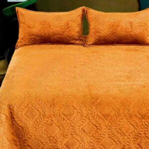 Cuvertura pat din Catifea A12 este o cuvertura din catifea + 2 fete de perne. Aceasta cuvertura din catifea adauga mai multa caldura si eleganta dormitorului tau.