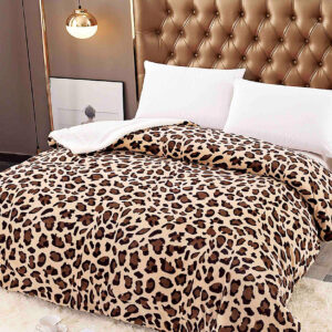 Patura Cocolino cu Blanita PJO14 200x230 cm este alegerea calduroasa pentru dormitorul dumneavoastră. Culorile rafinate reprezintă alegerea perfectă pentru dormitorul dumneavoastră.